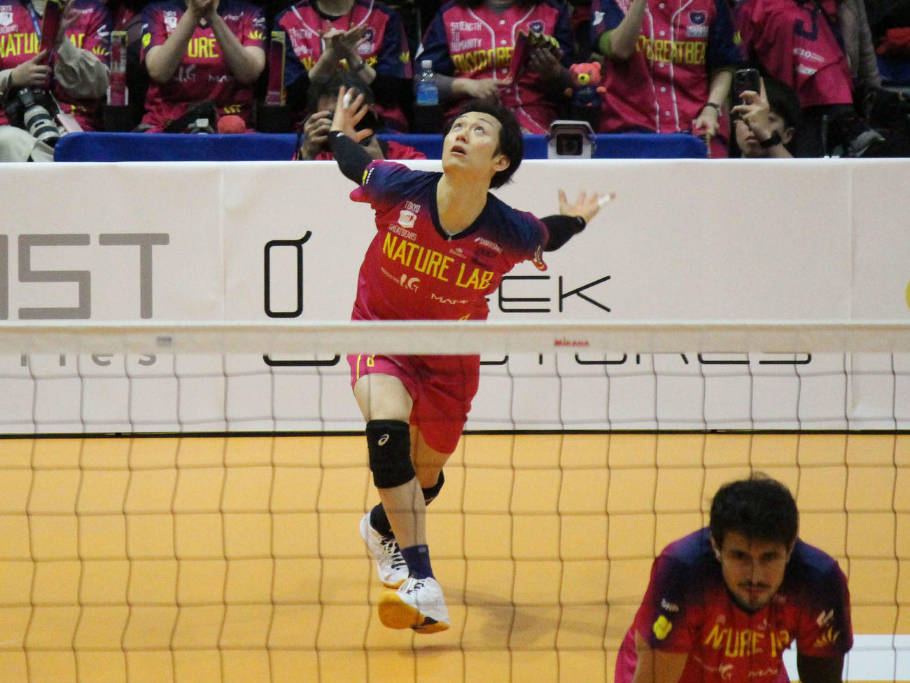 サーブに臨む東京GBの柳田（撮影・勝部晃多）