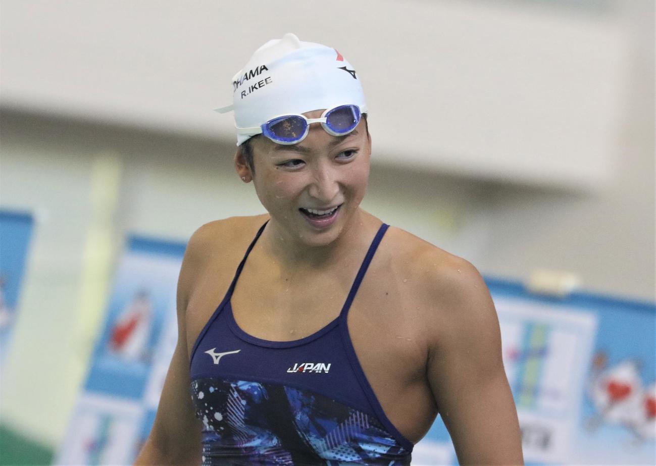 報道陣への練習公開で笑顔を浮かべる競泳女子の池江（撮影・藤塚大輔）