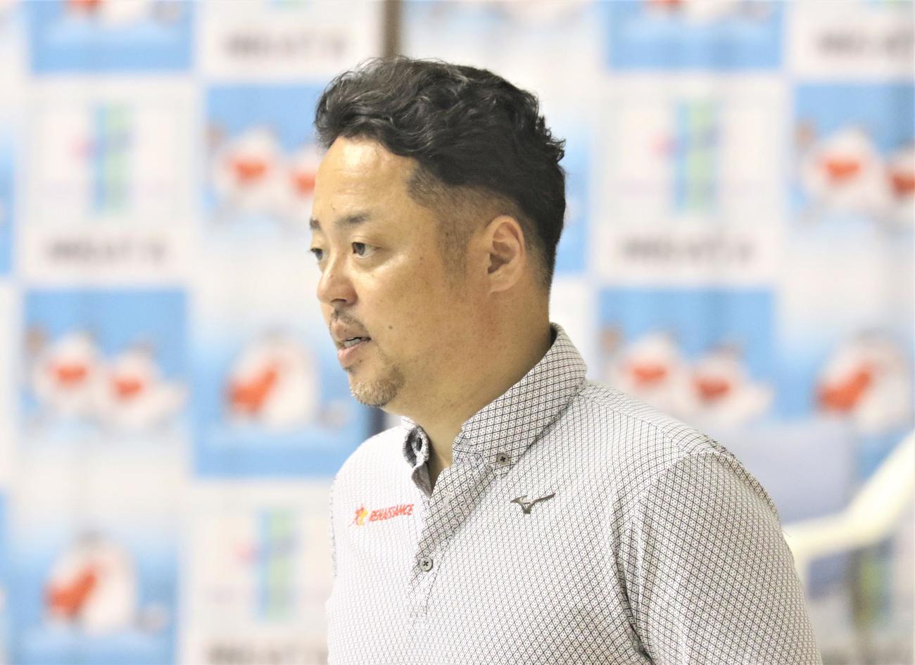 公開練習で競泳女子の池江へアドバイスを送る西崎勇コーチ（撮影・藤塚大輔）