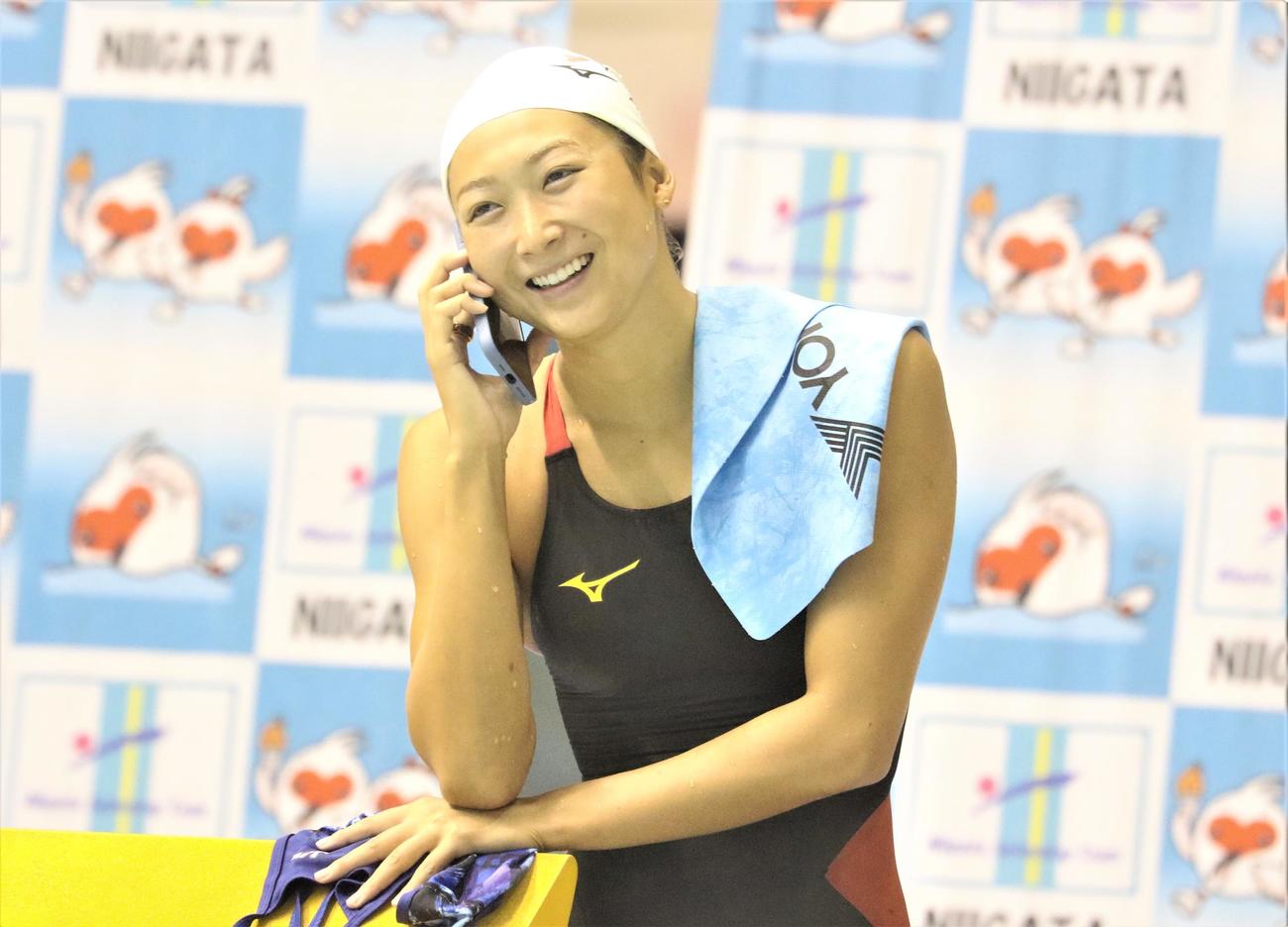 報道陣への練習公開で電話をかける競泳女子の池江（撮影・藤塚大輔）