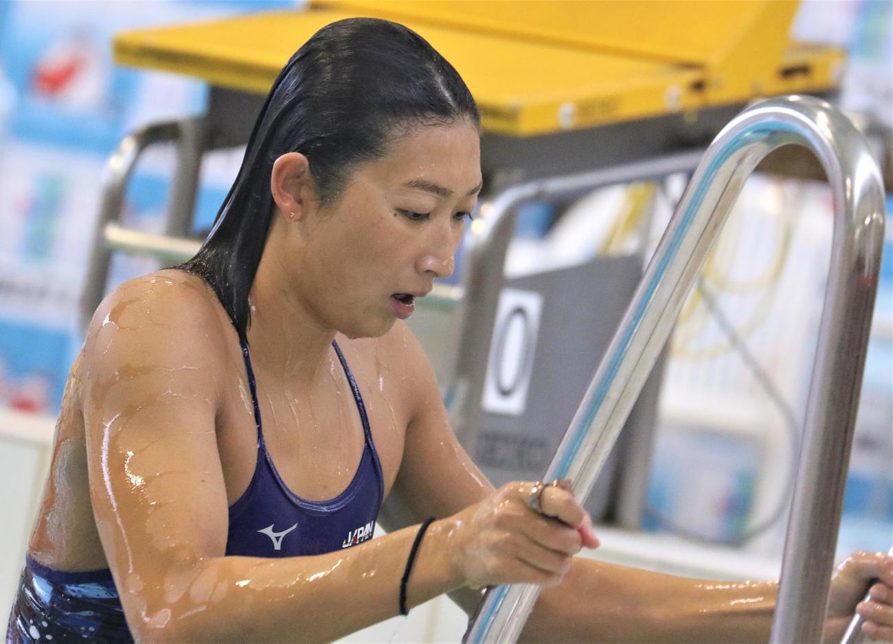 報道陣へ練習を公開した競泳女子の池江（撮影・藤塚大輔）