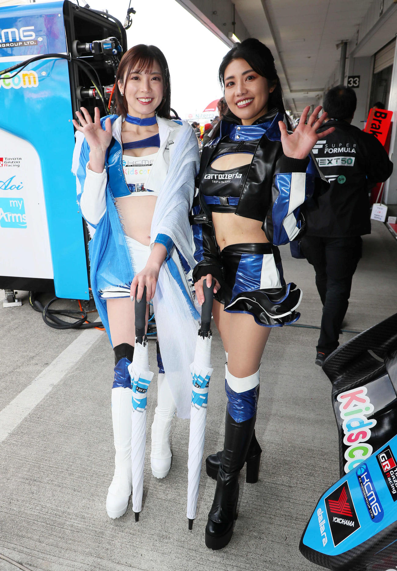 鈴鹿2＆4のピットウォークを彩るKCMGサポートガールの楓紗季と仲川エナ（撮影・宮崎幸一）