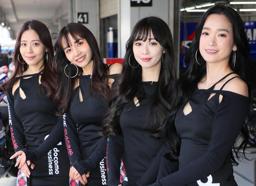 鈴鹿2&4のピットウォークを彩るROOKIE Racingルーキープリティの(左から)初澤彩花、瀬野ユリエ、林紗久羅、太田麻美(撮影・宮崎幸一)