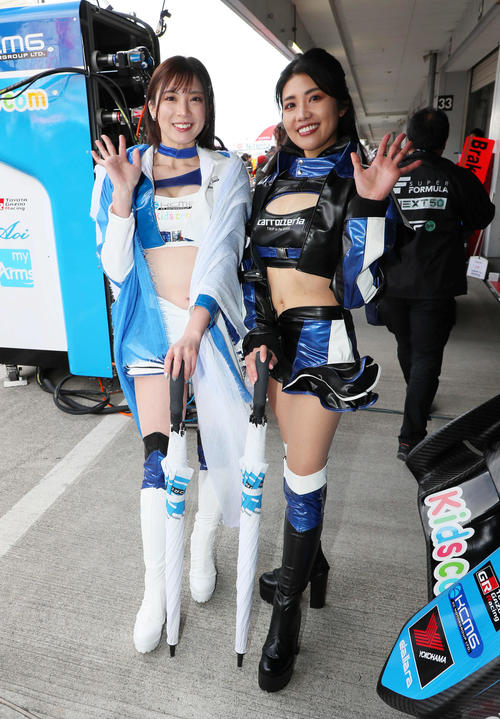 鈴鹿2&4のピットウォークを彩るKCMGサポートガールの楓紗季と仲川エナ(撮影・宮崎幸一)