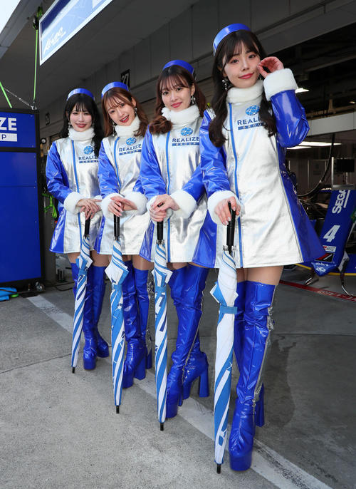 鈴鹿2&4のピットウォークを彩るリアライズガールズの(左から)織田真実那、原あゆみ、菅原早記、夏川いづみ(撮影・宮崎幸一)