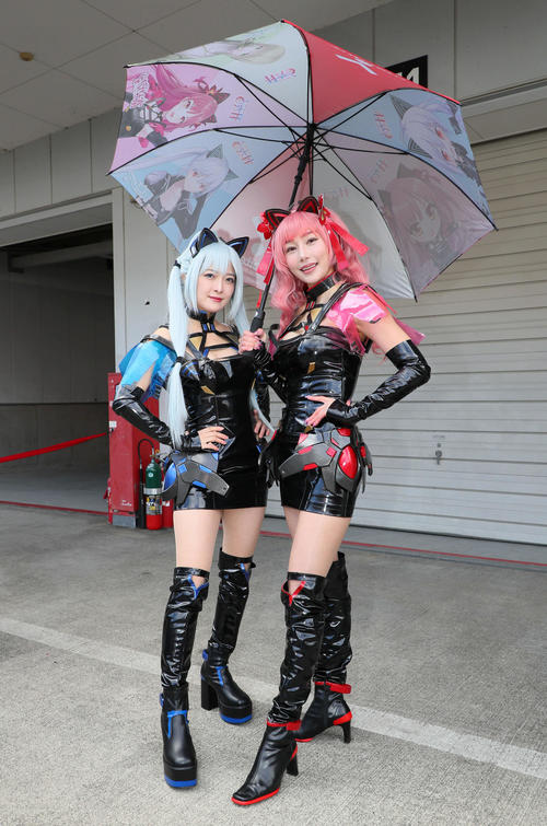 鈴鹿2&4のピットウォークを彩るユピテル羽衣のレースクイーン。「霧島レイ」コスプレのわかな、「富士サクラ」コスプレの叶園ちさ(撮影・宮崎幸一)