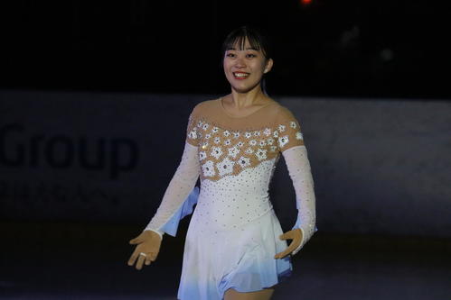 演技をする中村華