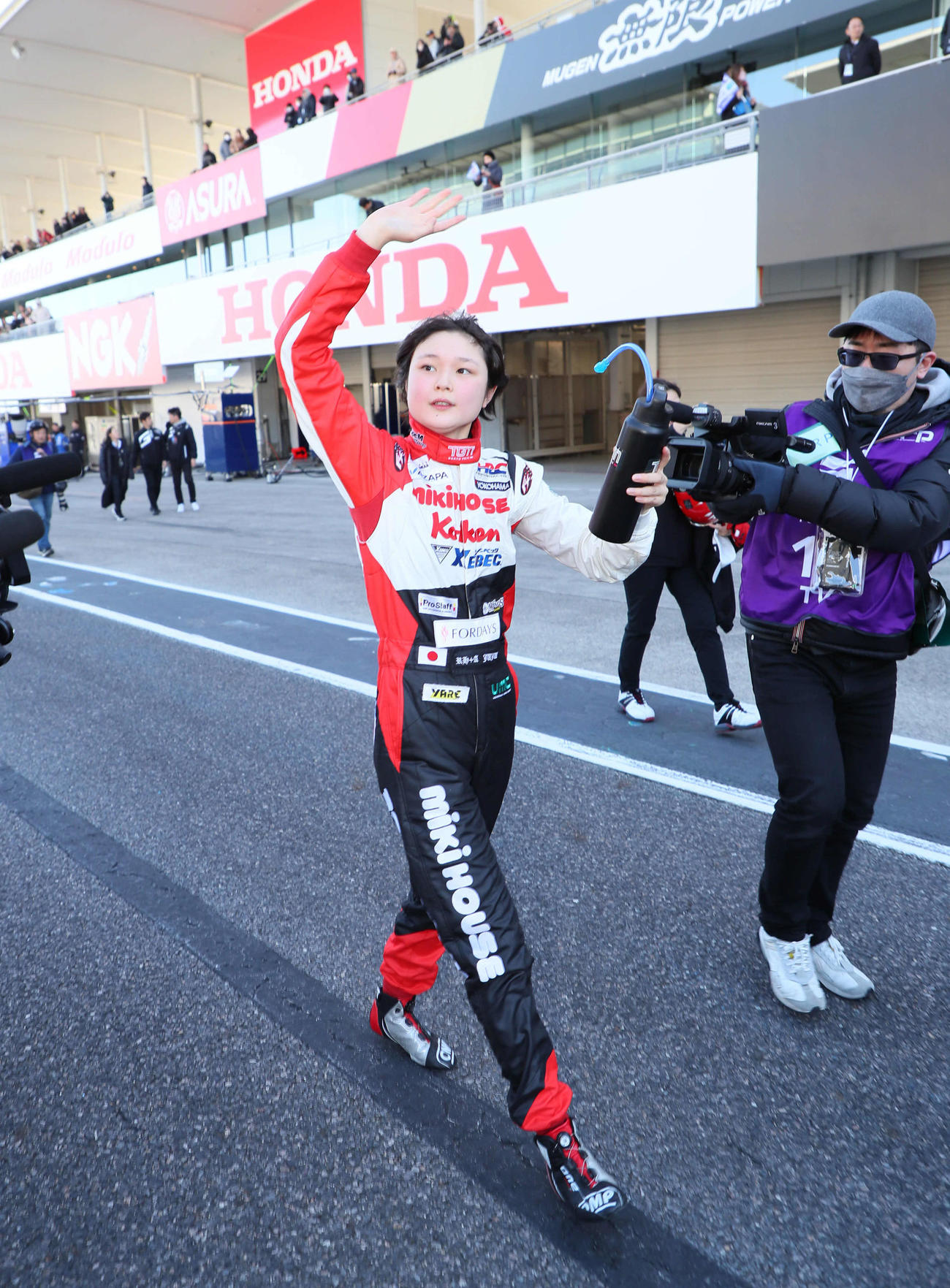 スーパーフォーミュラに初参戦し初完走を果たしたJuju（野田樹潤）は、達成感のある笑顔で称賛に応える（撮影・宮崎幸一）