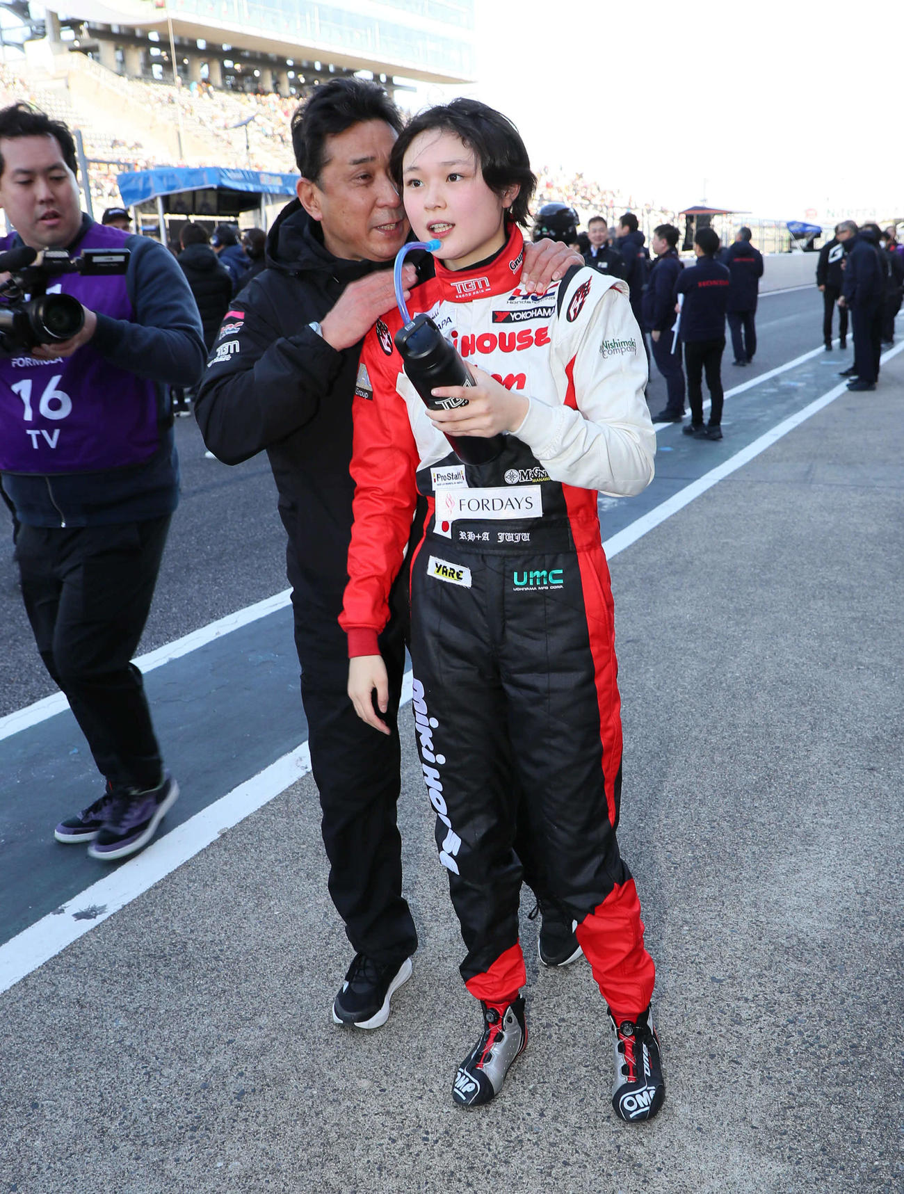 スーパーフォーミュラに初参戦し初完走を果たしたJujuは、父の野田英樹監督に労われる（撮影・宮崎幸一）
