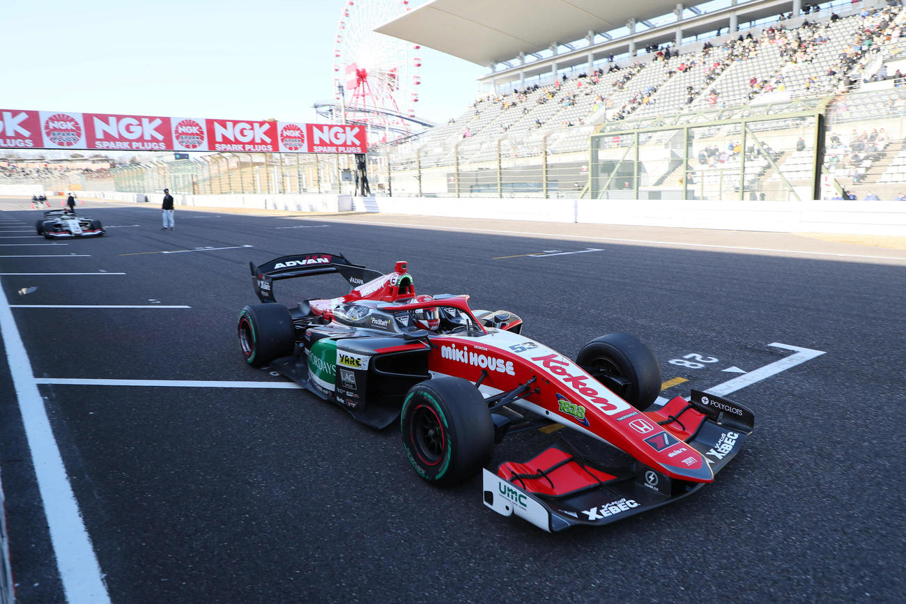 スーパーフォーミュラに初参戦し初完走を果たし、ホームストレートに戻ってきたJuju（野田樹潤）（撮影・宮崎幸一）