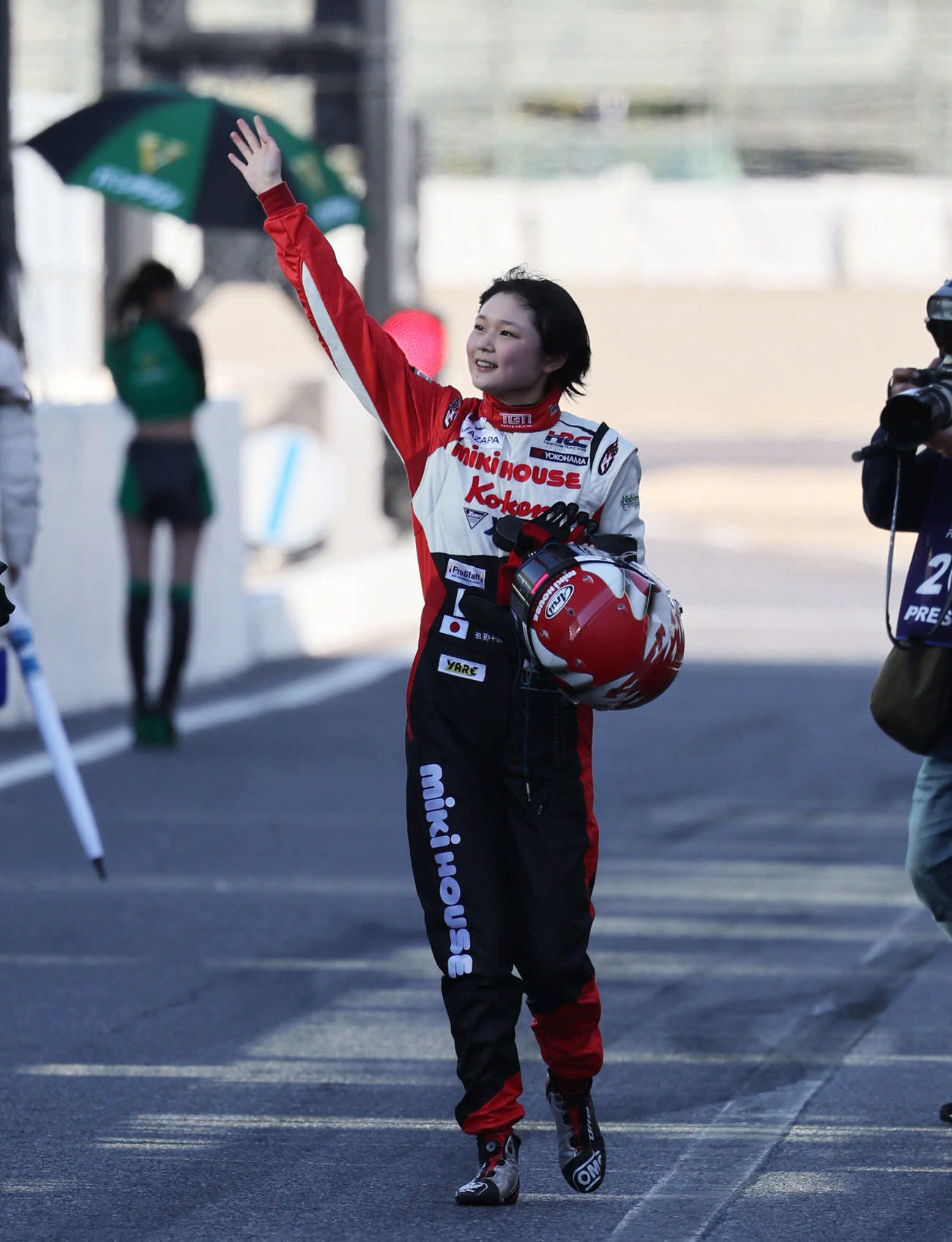 スーパーフォーミュラに初参戦し初完走を果たしたJuju（野田樹潤）は、達成感のある笑顔で称賛に応える（撮影・宮崎幸一）
