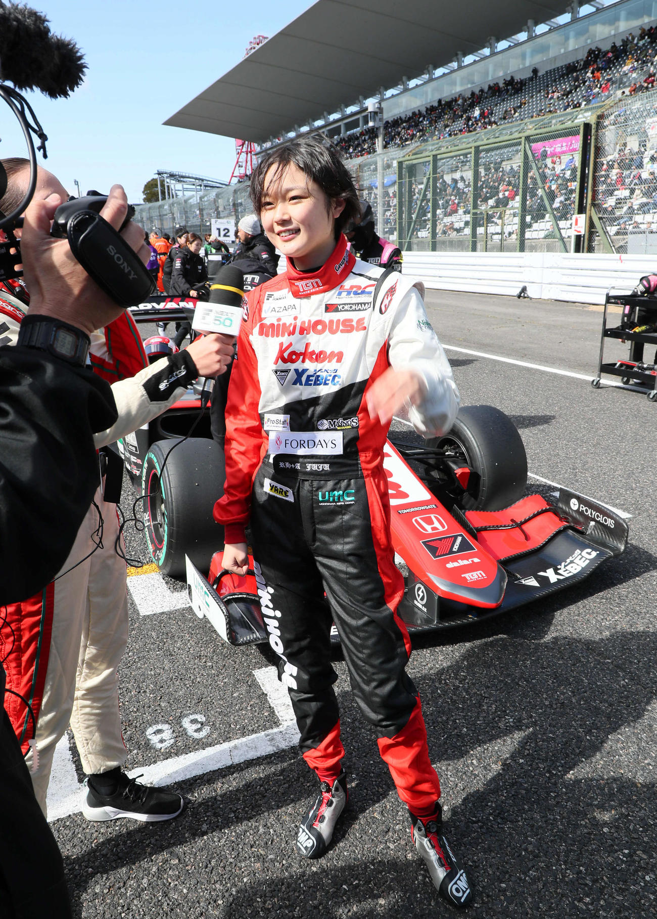スーパーフォーミュラ開幕戦のグリッドでインタビューに答えるJuju（野田樹潤）（撮影・宮崎幸一）