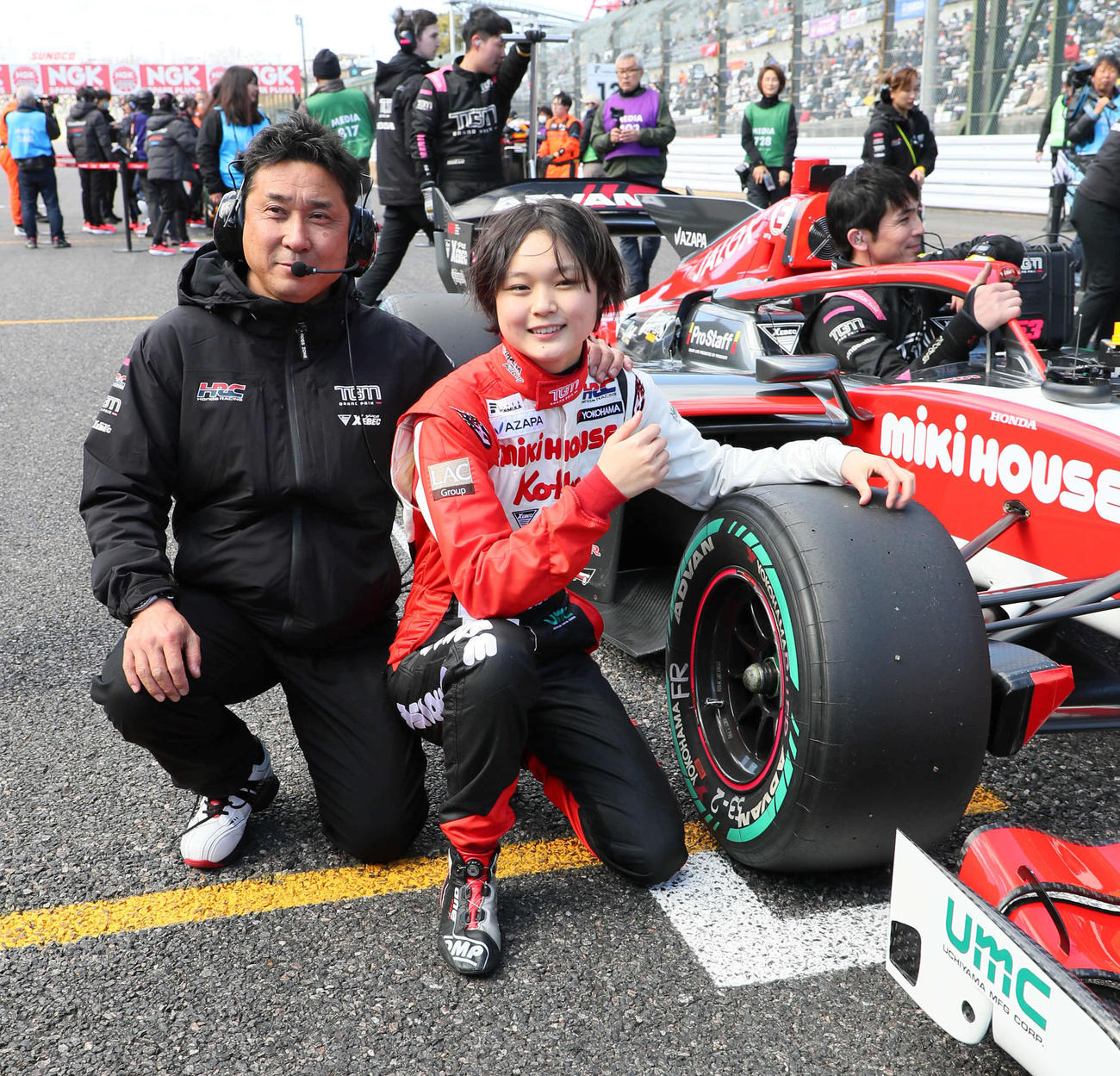 スーパーフォーミュラ開幕戦のグリッドで父の野田英樹監督と記念撮影するJuju（野田樹潤）（撮影・宮崎幸一）
