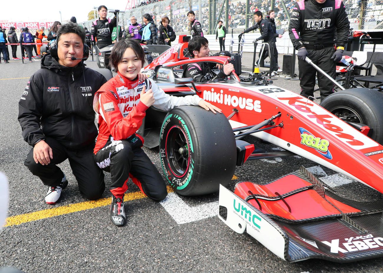 スーパーフォーミュラ開幕戦のグリッドで父の野田英樹監督と記念撮影するJuju（野田樹潤）（撮影・宮崎幸一）