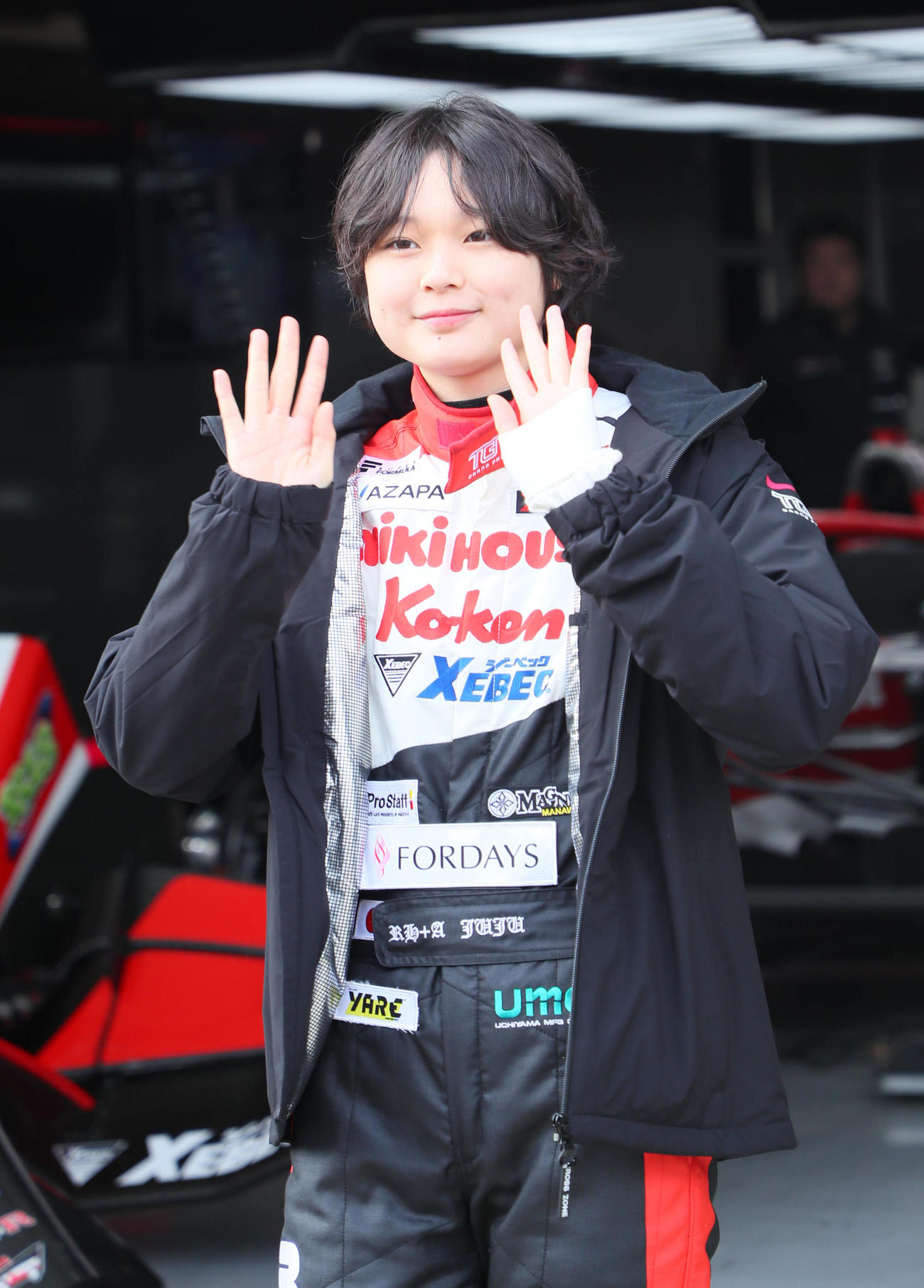 メインスタンドのファンに手を振るJuju（野田樹潤）（撮影・宮崎幸一）