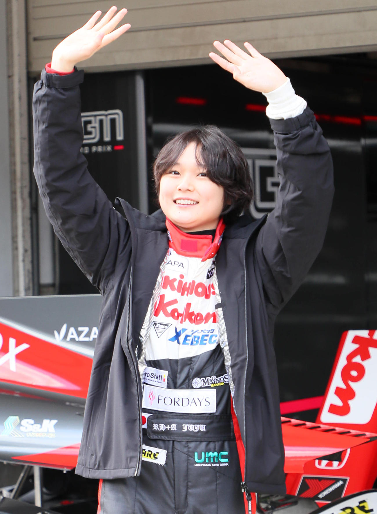 メインスタンドのファンに手を振るJuju（野田樹潤）（撮影・宮崎幸一）