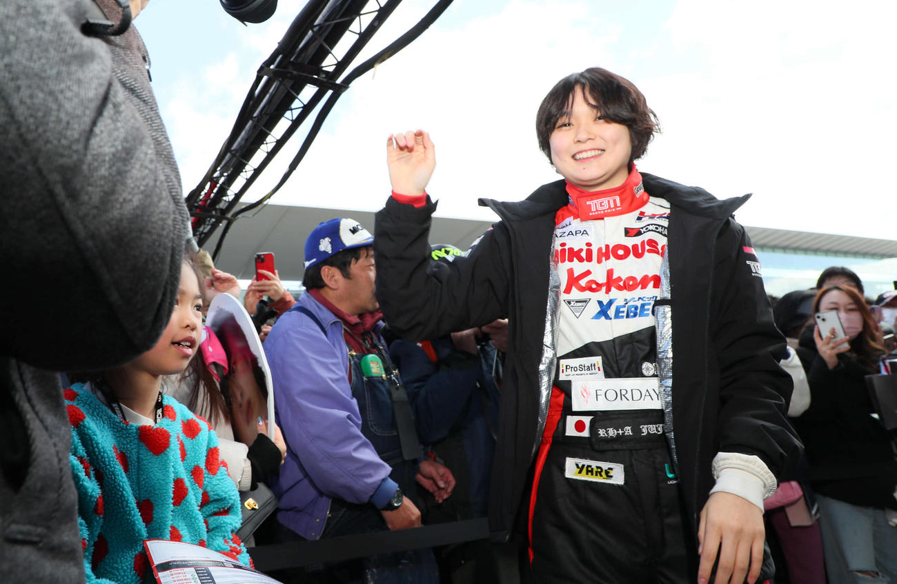 ピット前でファンとハイタッチするJuju（野田樹潤）（撮影・宮崎幸一）