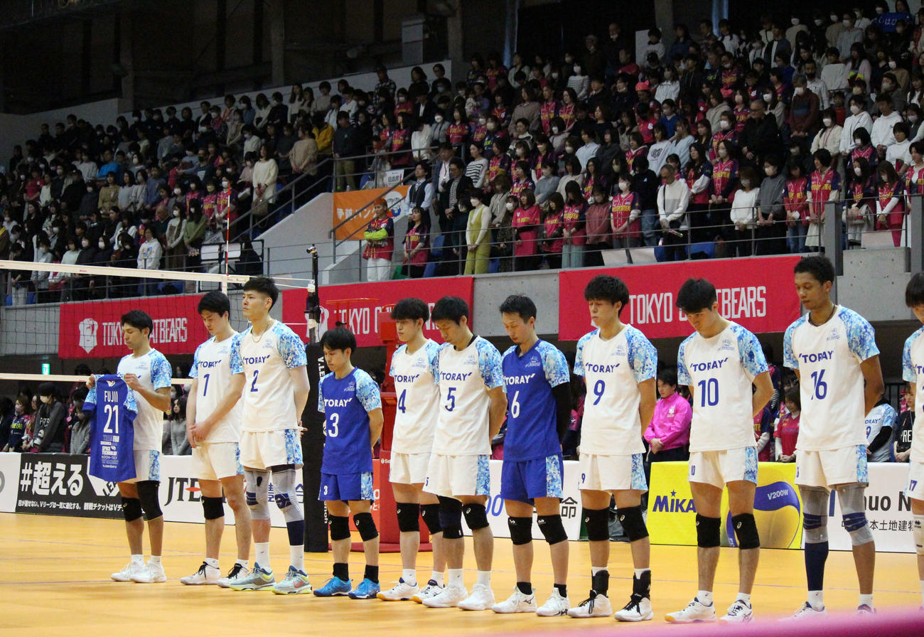 藤井直伸さんに黙とうをささげる観客と選手たち（撮影・勝部晃多）