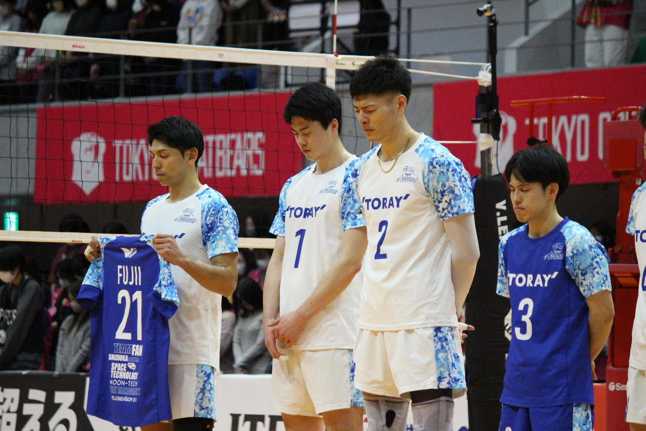 藤井直伸さんに黙とうをささげる東レの選手たち（撮影・勝部晃多）