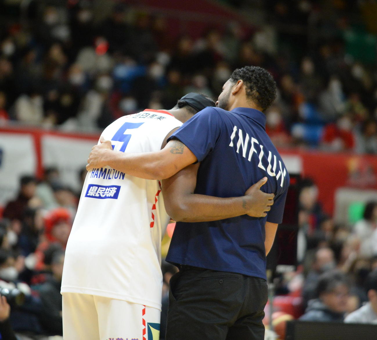 岩手対青森　試合開始前に、会話するハミルトン（左）とムーアSVC（撮影・濱本神威）