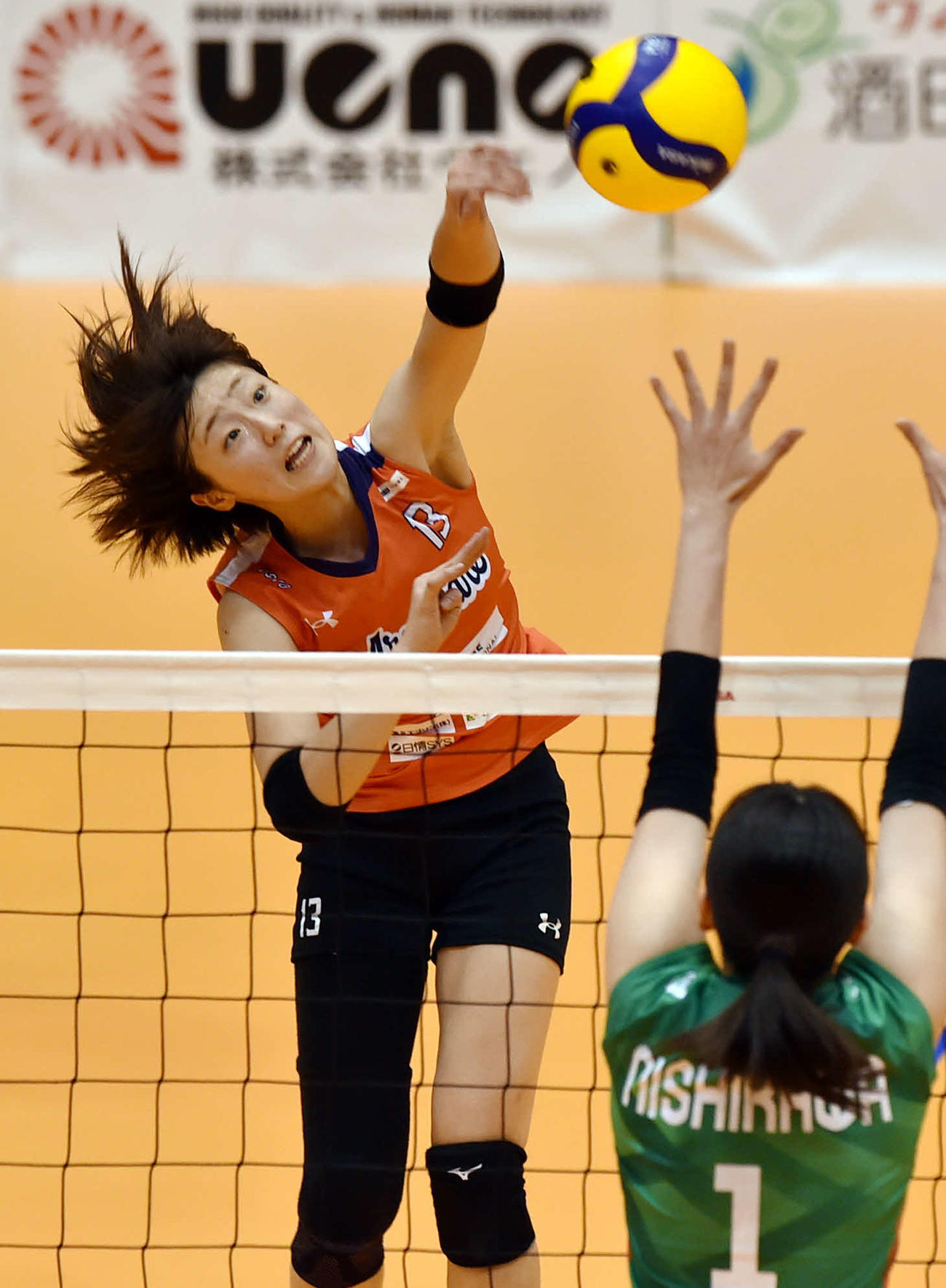 アランマーレ山形対JT　第1S、スパイクを打つアランマーレ山形・岡村（撮影・相沢孔志）