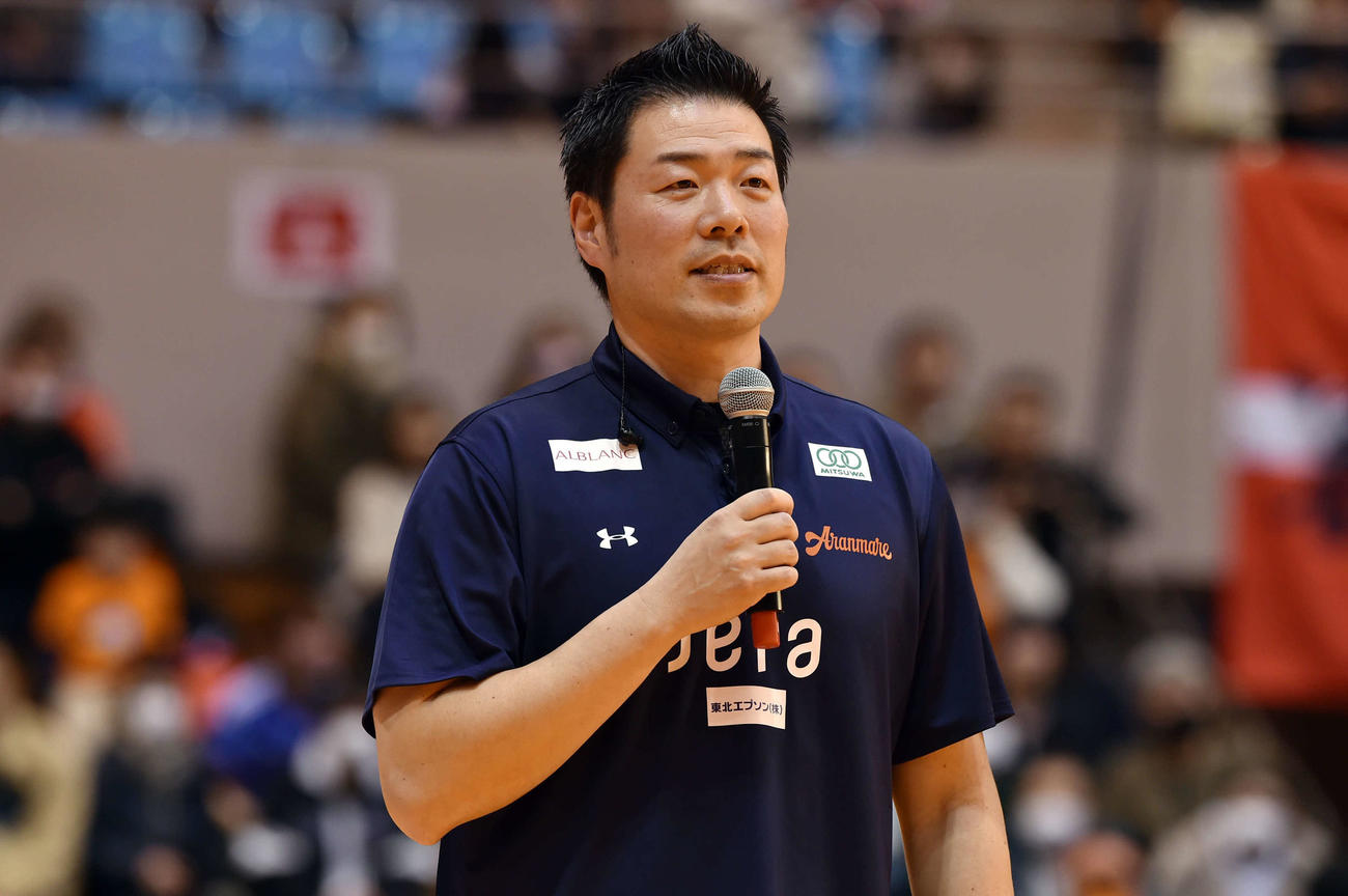 観客に応援の感謝を伝える北原監督