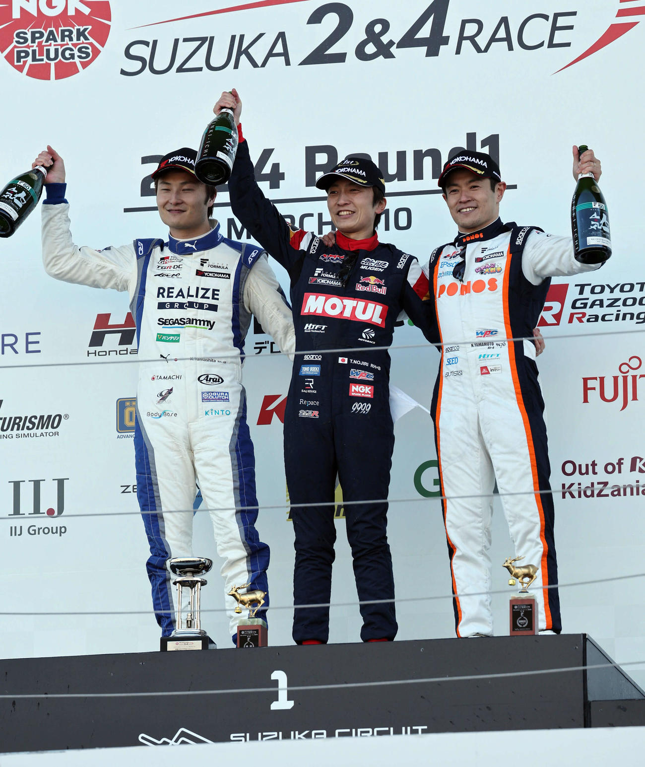 スーパーフォーミュラ開幕戦で優勝したチーム無限の野尻智紀（中央）。左は2位の、右は3位のPONOS中嶋レーシングの山本尚貴（撮影・宮崎幸一）