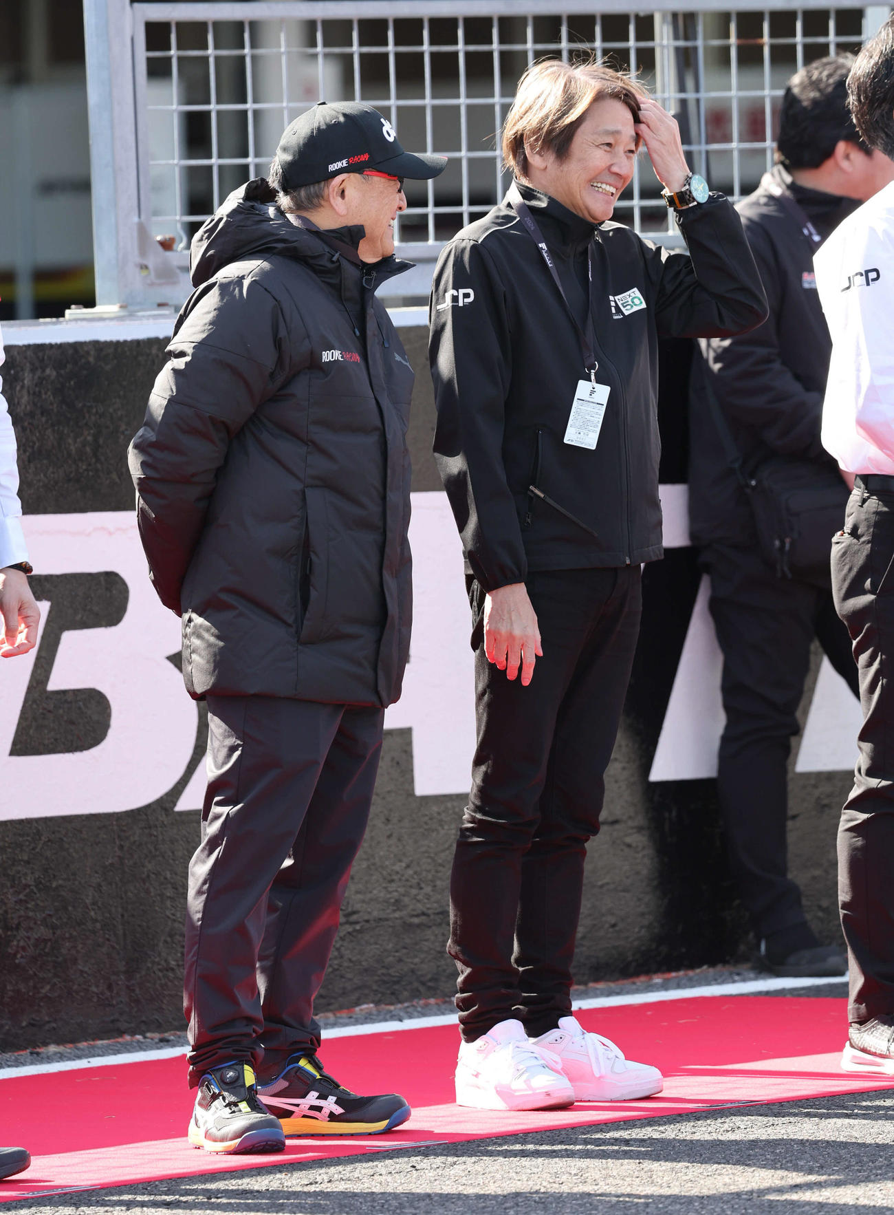 スーパーフォーミュラ開幕戦セレモニーで談笑したルーキーレーシングの豊田章男オーナー（左）とKONDOレーシングの近藤真彦監督（撮影・宮崎幸一）
