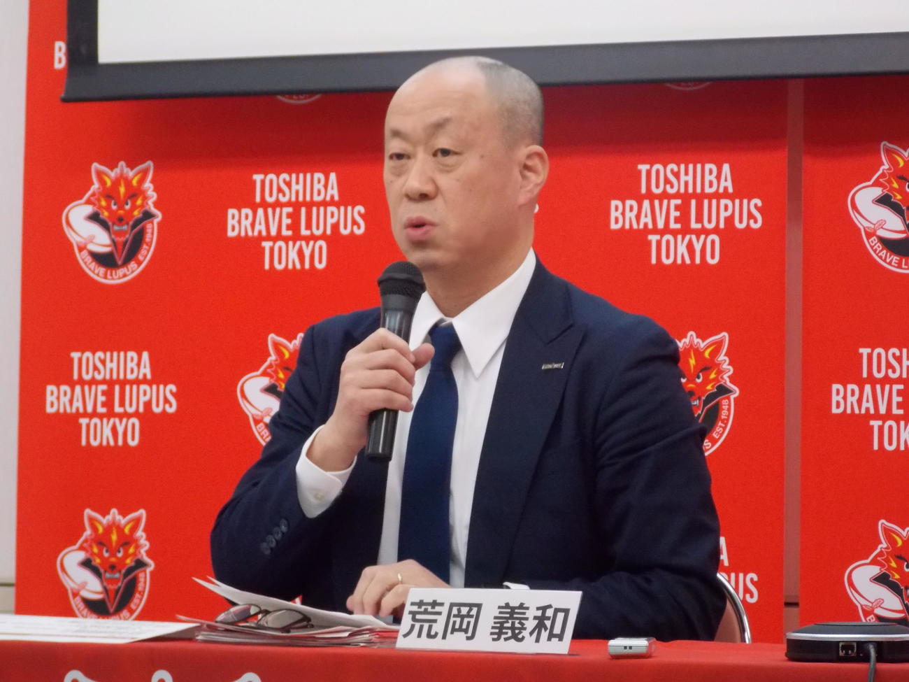3月の定例記者会見で思いを語るBL東京の荒岡義和社長（撮影・松本航）