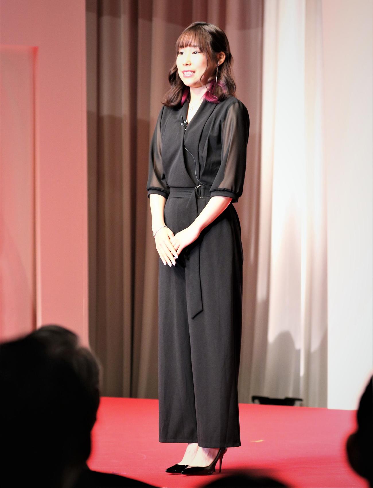 表彰式に登壇した三原