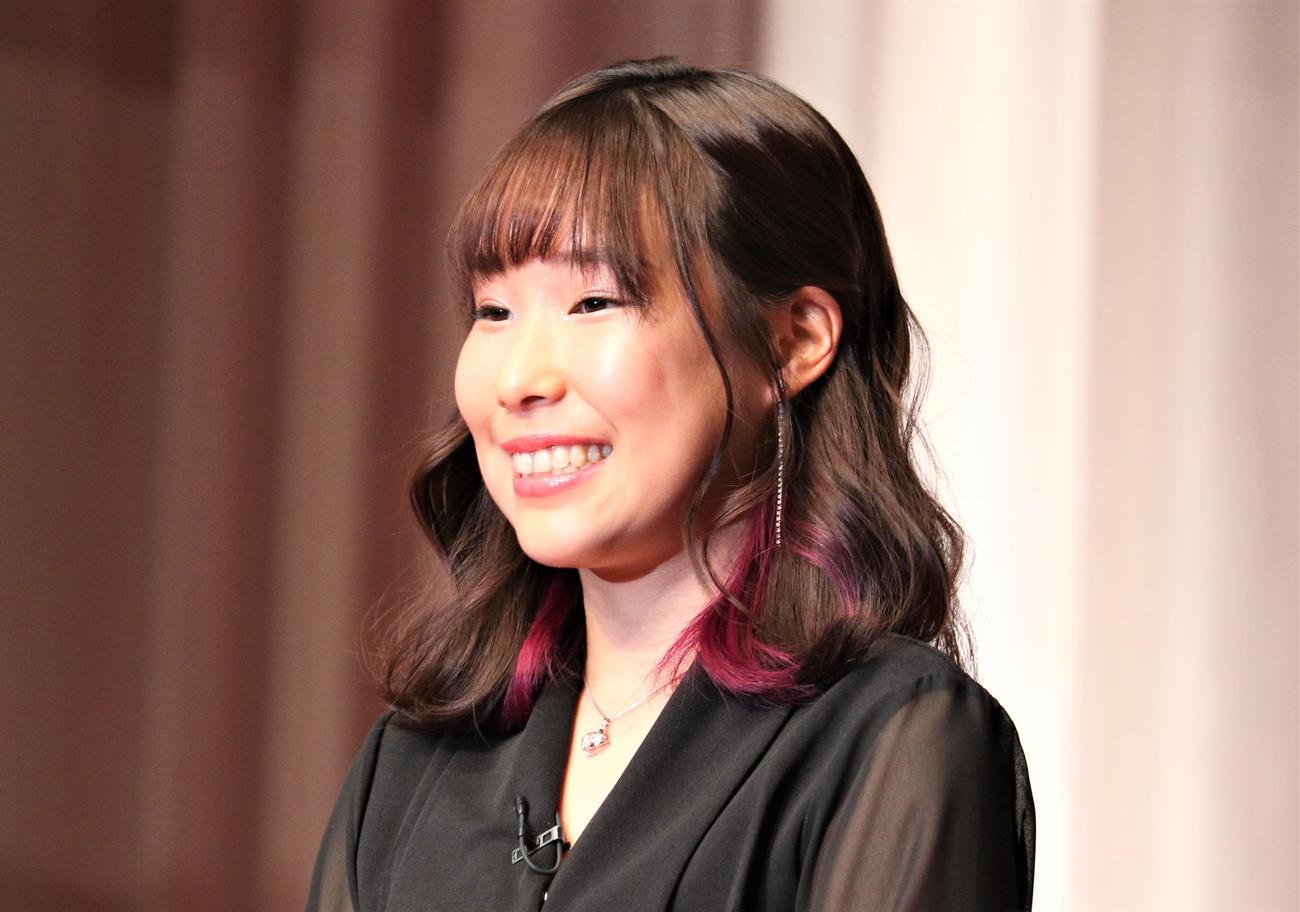 大学スポーツ協会の「UNIVAS AWARDS 2023－24」表彰式に登壇したフィギュアスケート女子の三原（撮影・藤塚大輔）