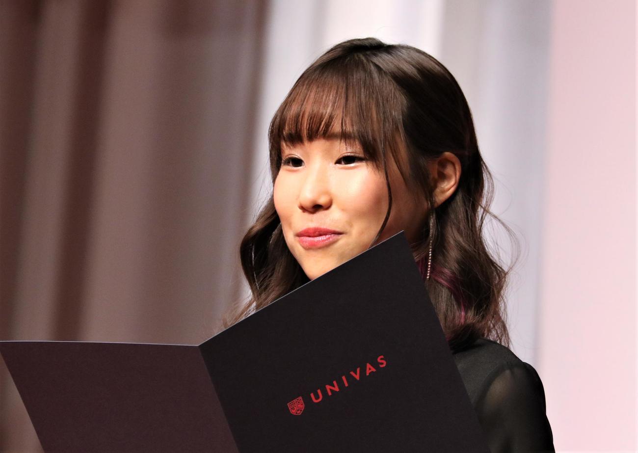 大学スポーツ協会の「UNIVAS AWARDS 2023－24」表彰式に登壇したフィギュアスケート女子の三原（撮影・藤塚大輔）