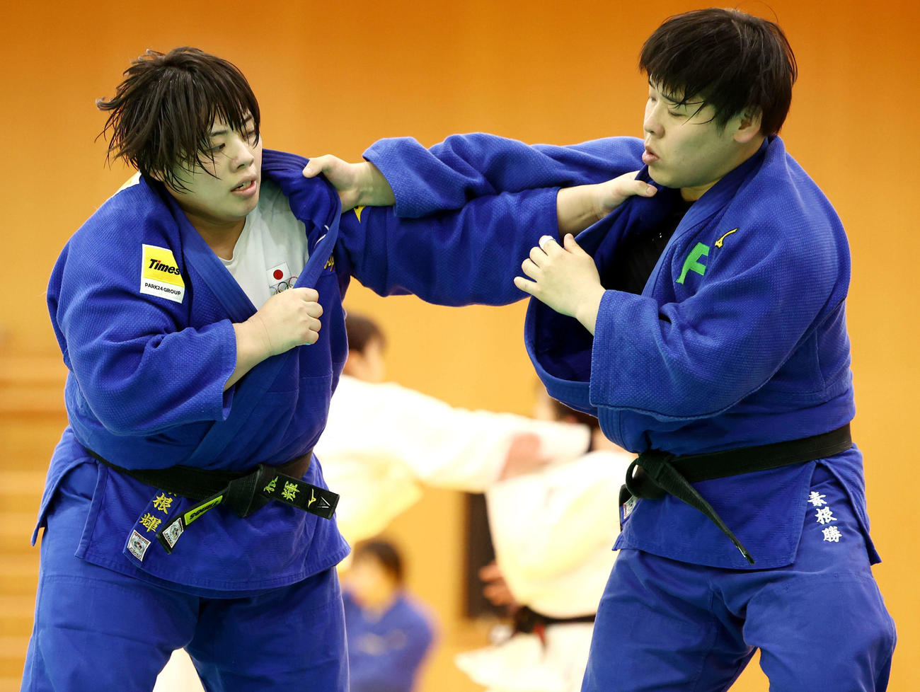 兄の勝氏（右）と練習する素根（撮影・河田真司）