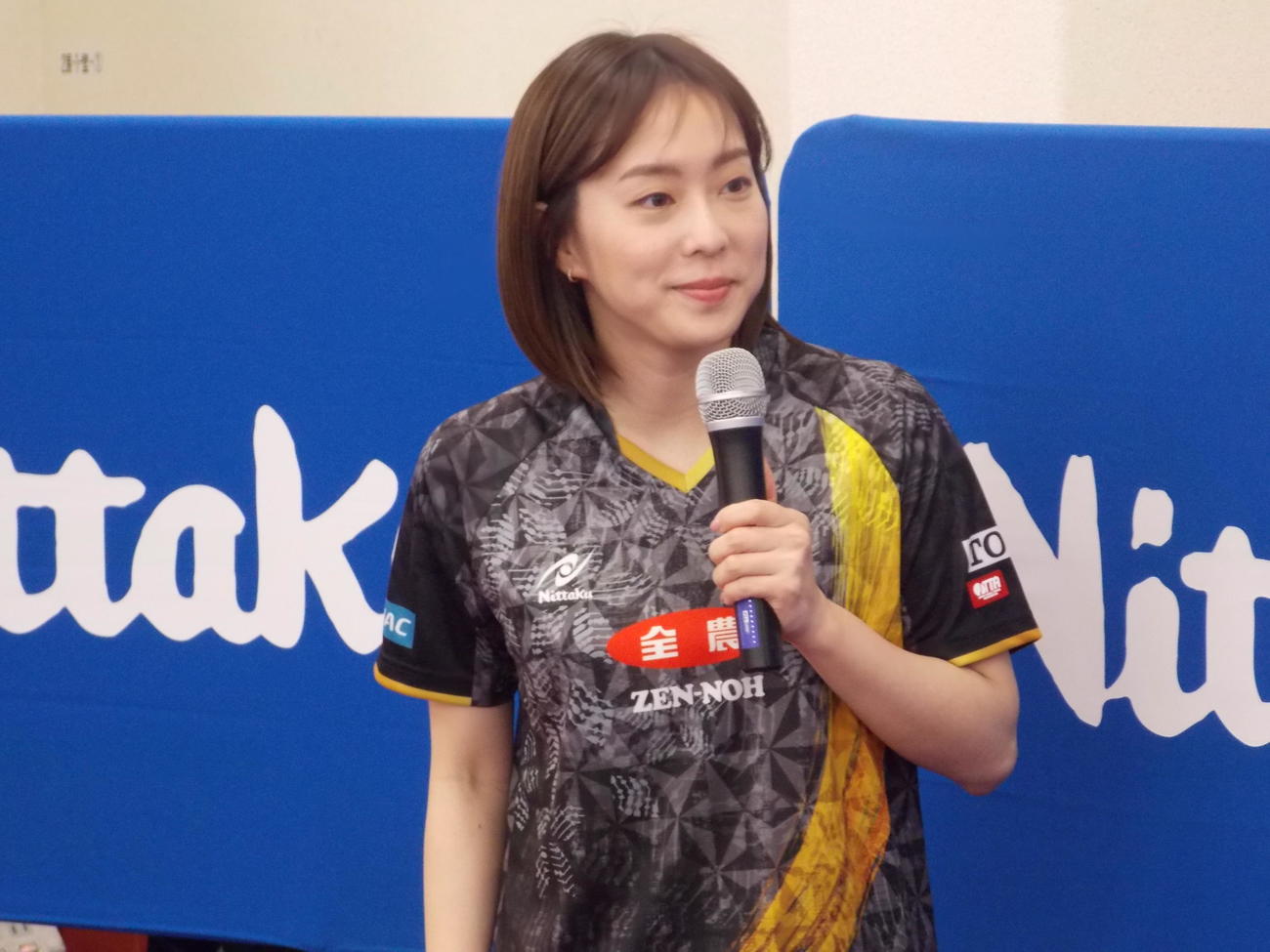 2024春ニッタク展示会で笑顔を見せる石川佳純さん（撮影・松本航）
