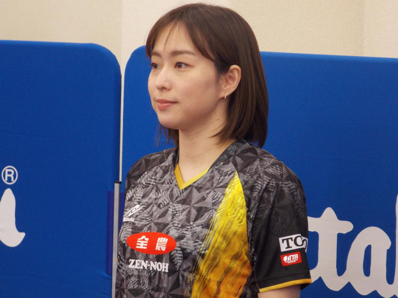 2024春ニッタク展示会で笑顔を見せる石川佳純さん（撮影・松本航）
