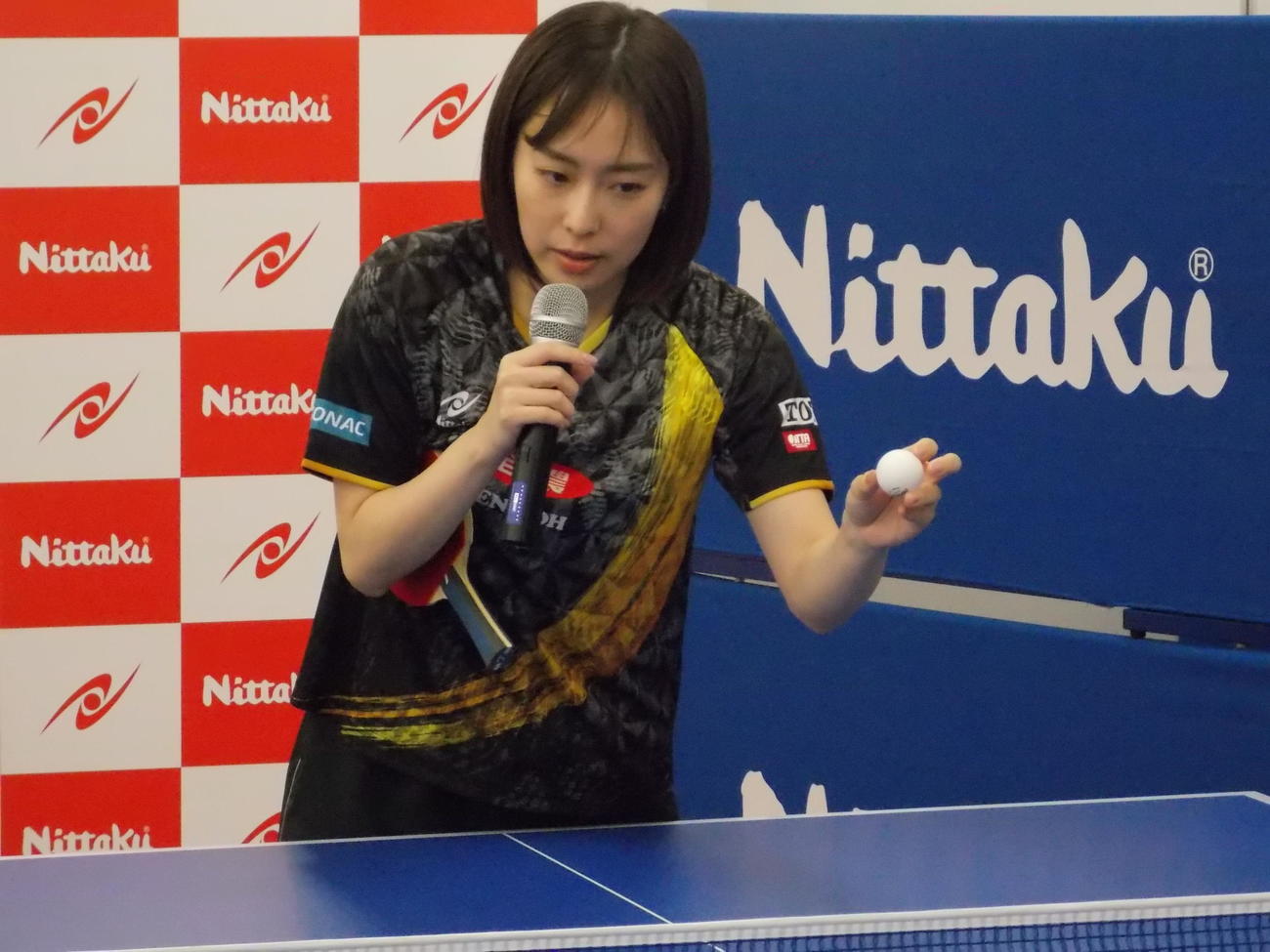 2024春ニッタク展示会で説明する石川佳純さん（撮影・松本航）