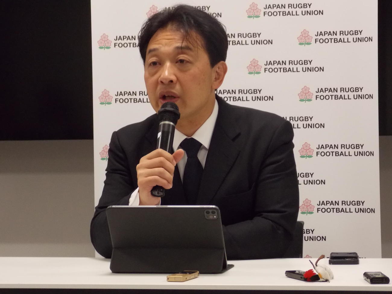日本ラグビー協会の理事会後に取材対応した岩渕健輔専務理事（撮影・松本航）