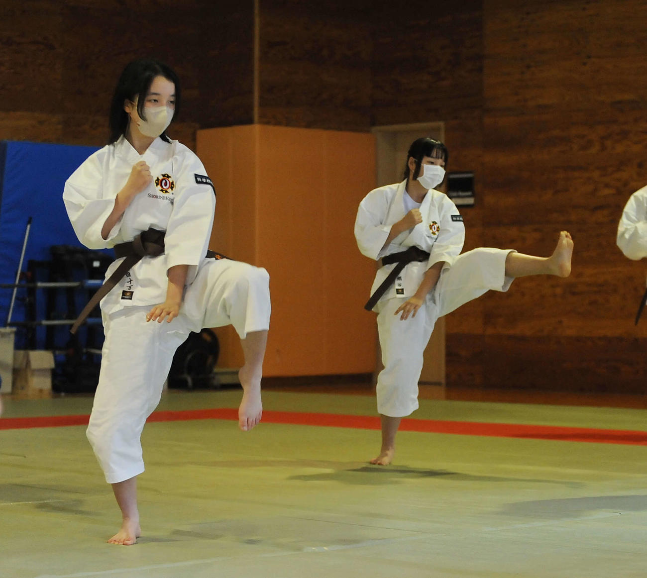 熱のこもった練習を披露する科学技術の女子部員ら