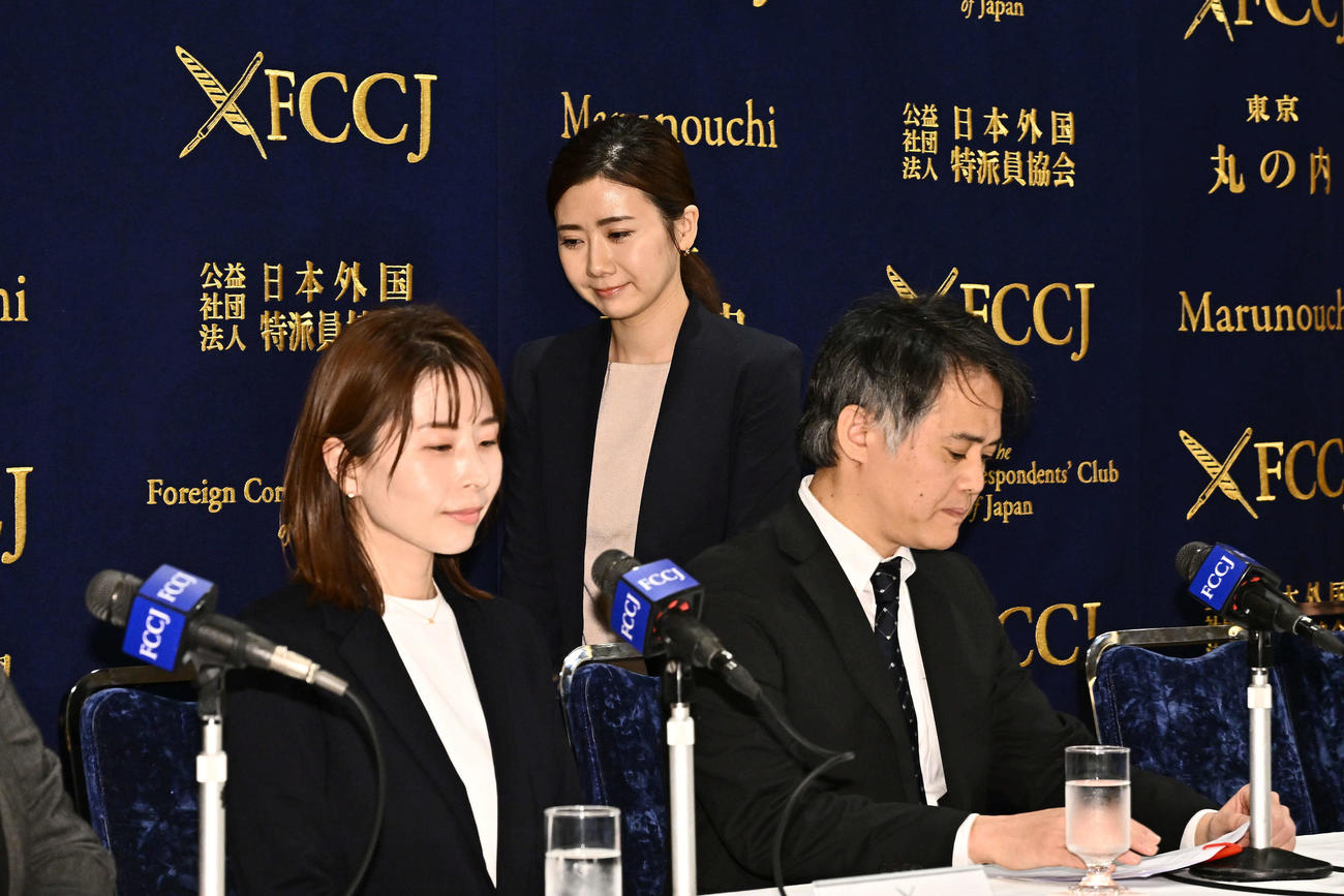 会見場を後にする福原愛さん（後方）（撮影・滝沢徹郎）