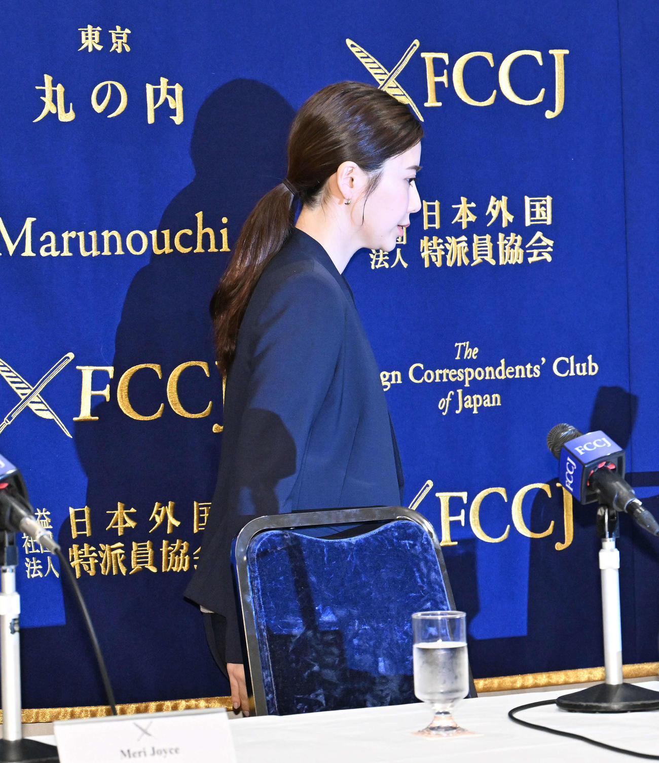 会見場に入る福原愛さん（撮影・滝沢徹郎）