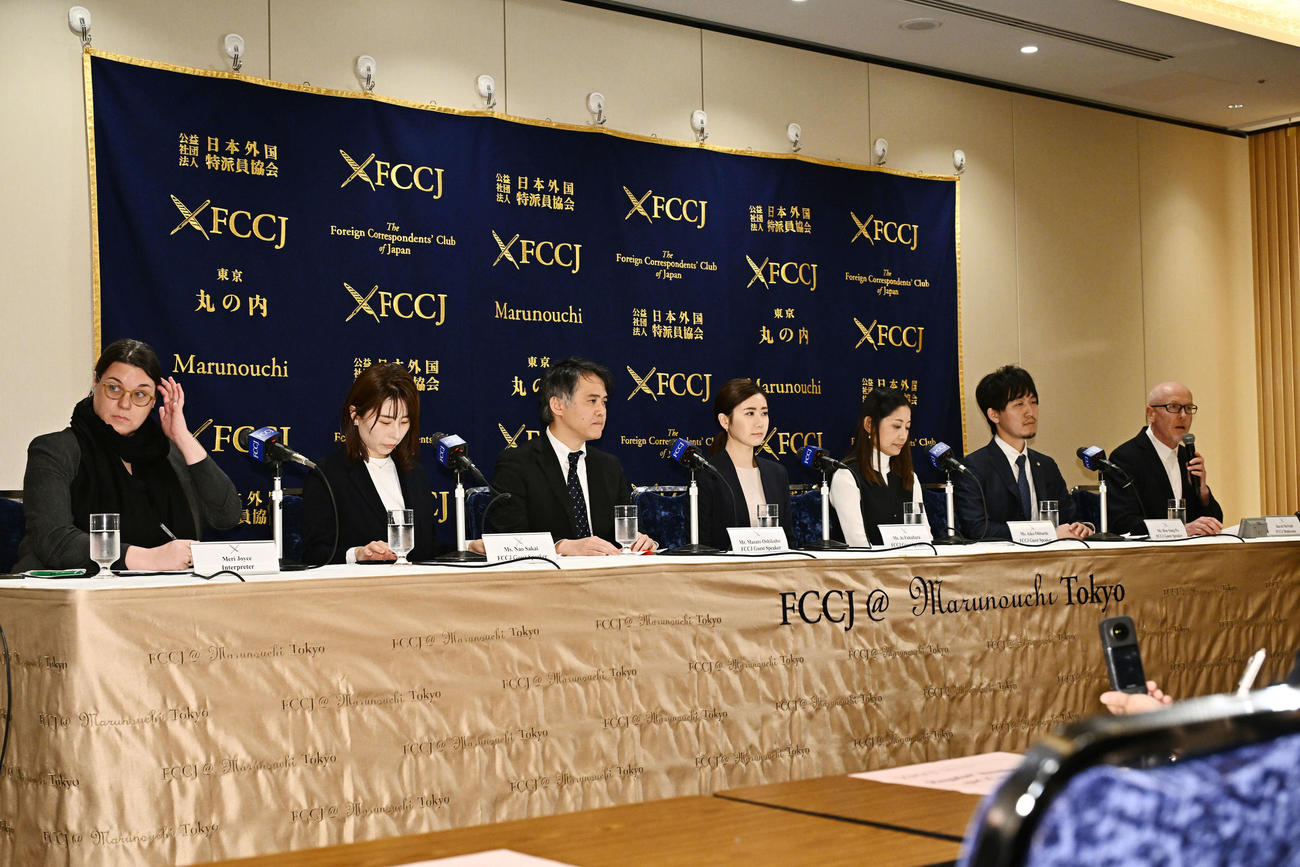 会見に臨む福原愛さん（中央）ら（撮影・滝沢徹郎）