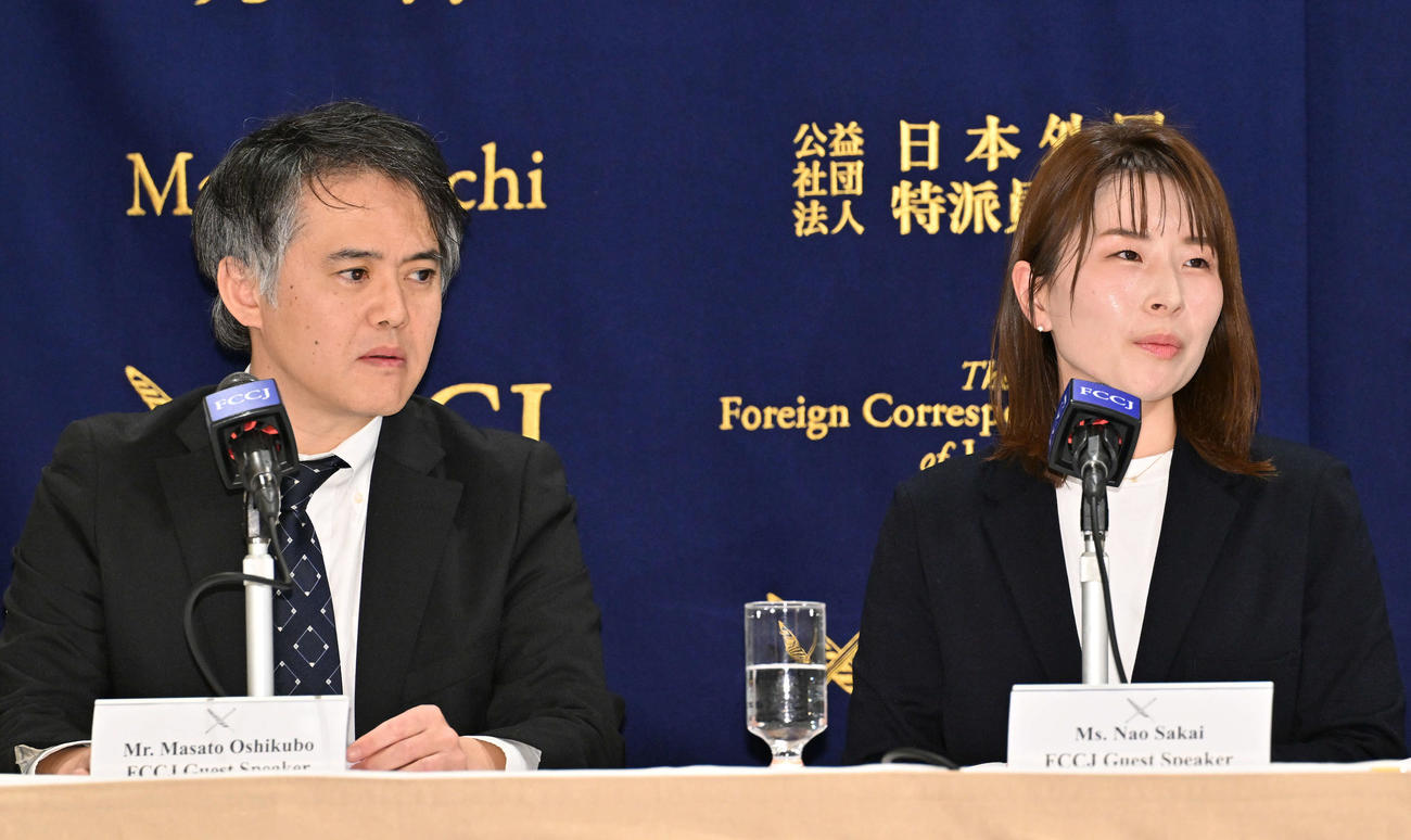 会見する押久保公人弁護士（左）と酒井奈緒弁護士（撮影・滝沢徹郎）