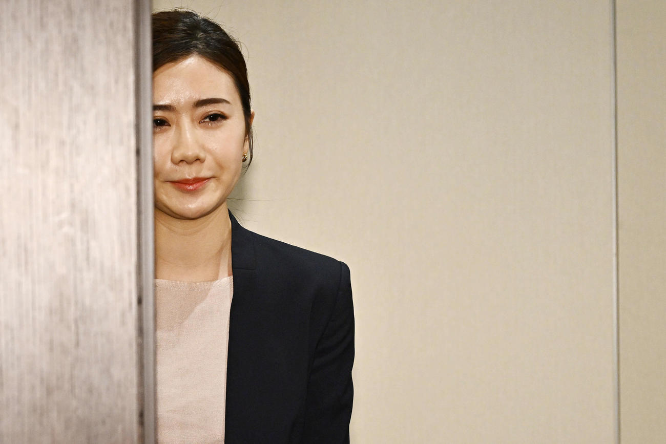 会見場を後にする福原愛さん（撮影・滝沢徹郎）