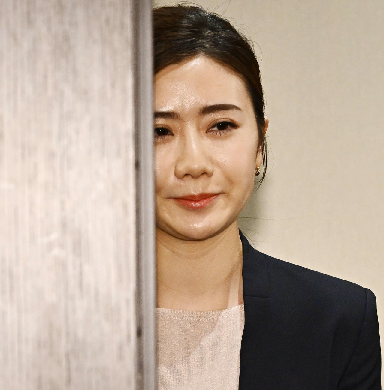 会見場を後にする福原愛さん（撮影・滝沢徹郎）