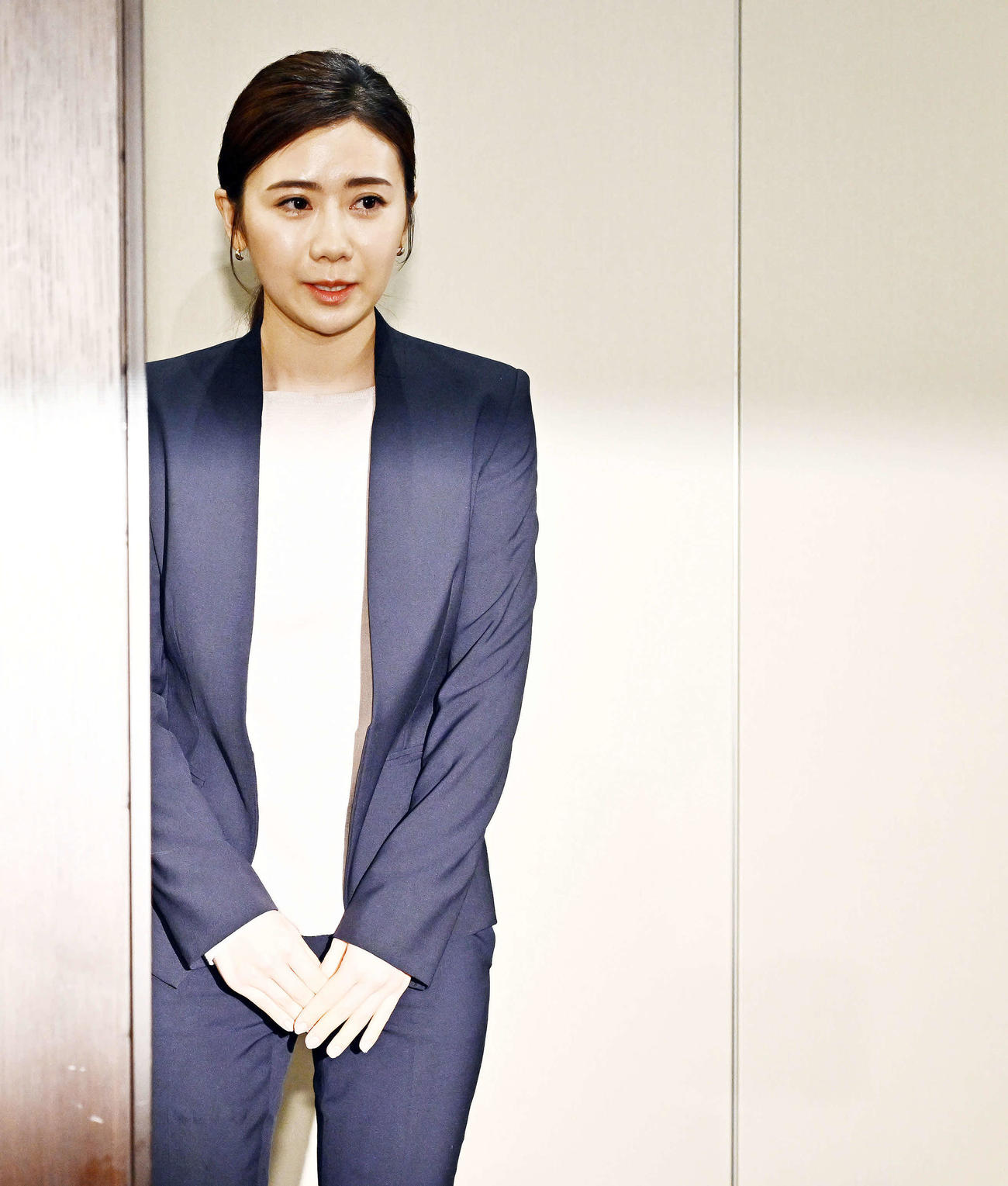 集まった報道陣にあいさつし会見場を後にする福原愛さん（撮影・滝沢徹郎）