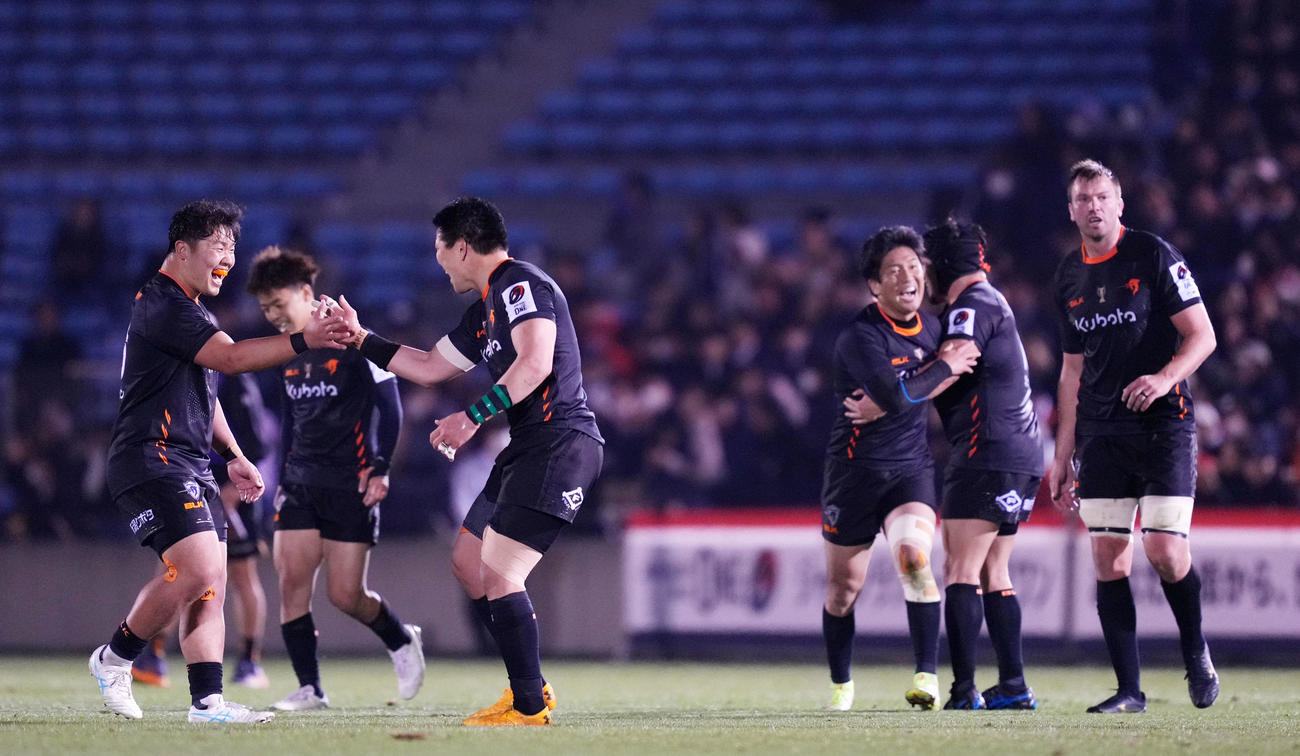 横浜対東京ベイ　後半、横浜に勝利し歓喜する東京ベイの選手たち（撮影・横山健太）