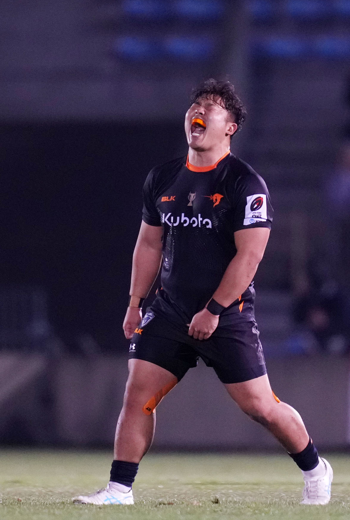 横浜対東京ベイ　後半、横浜に勝利し雄たけびを上げる東京ベイ江良（撮影・横山健太）