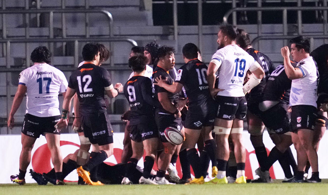 横浜対東京ベイ　後半、トライを決める東京ベイ江良（中央）（撮影・横山健太）