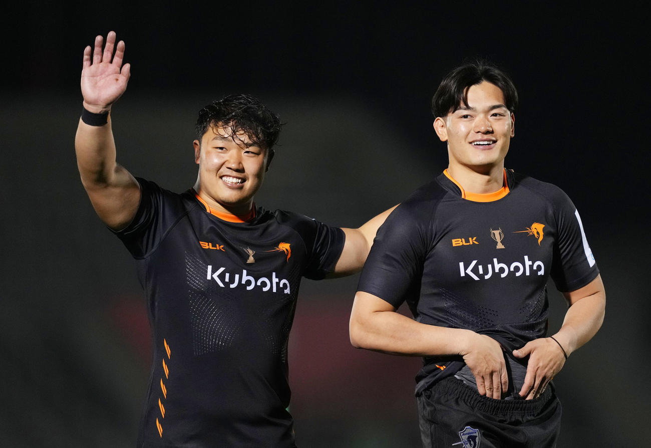 横浜対東京ベイ　後半、横浜に勝利し笑顔をみせる東京ベイ江良（左）と広瀬（撮影・横山健太）