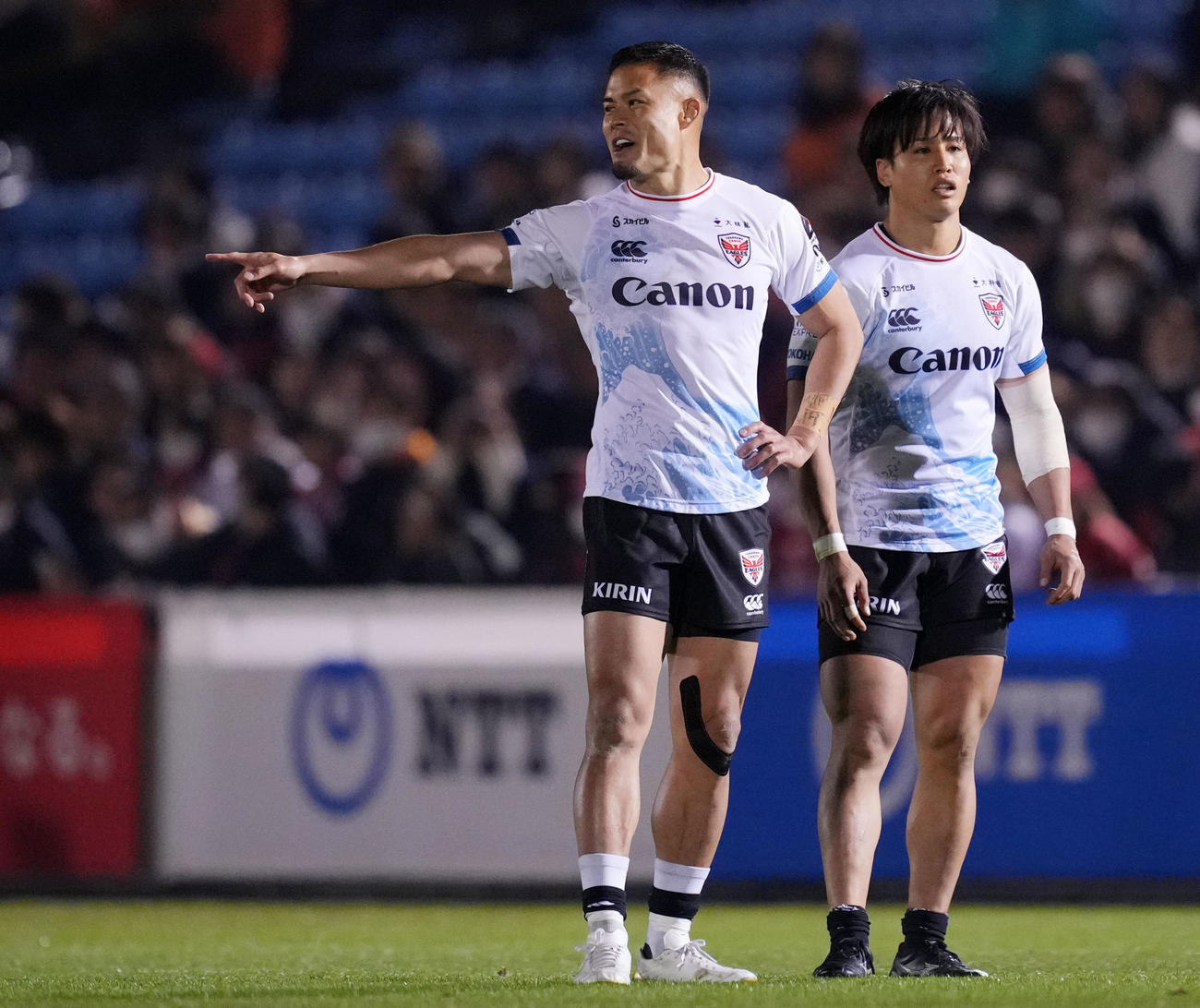 横浜対東京ベイ　後半、指示を出す横浜田村（左）（撮影・横山健太）